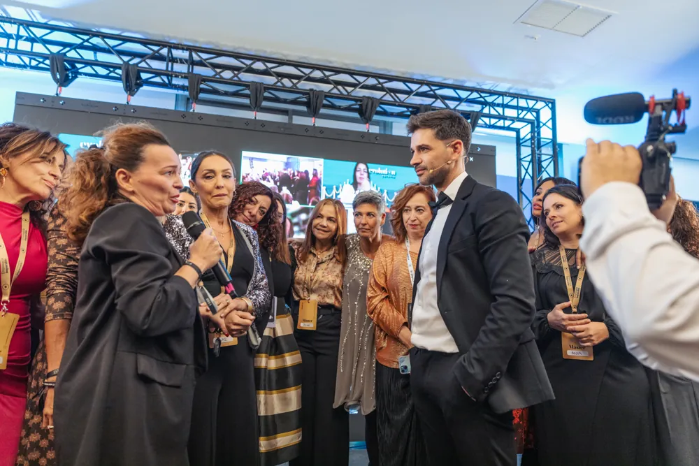 Jesús Peral con alumnas en Estetic Evolution